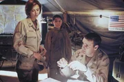 Lieutenant Colonel Sarah MacKenzie (Catherine Bell, l.) hat einen afghanischen Jungen gefunden, der als Automechaniker arbeitet. Commander Harmon Rabb jr. (David James Elliott, r.) erfährt durch ihn, dass er Kabirs Auto gewartet hat und dass Kabir in Begleitung einer Frau war. Lieutenant Colonel Sarah MacKenzie (Catherine Bell, l.) hat einen afghanischen Jungen gefunden, der als Automechaniker arbeitet. Commander Harmon Rabb jr. (David James Elliott, r.) erfährt durch ihn, dass er Kabirs Auto gewartet hat und dass Kabir in Begleitung einer Frau war.