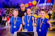Das blaue Rateteam aus Preetz/Deutschland kann nach den spannenden Quizrunden stolz die "1, 2 oder 3"-Teilnahmemedaillen pr&auml;sentieren.