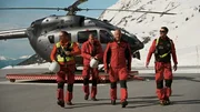 Die Crew des Martin 8 als Hereoshot nach einem erfolgreichen Einsatz vor dem Helicopter am Hangar in Hochgurg. Pilot Martin Amrein, Flugretter Gregor Franke, Arzt Frank Dieterich, Windenoperator Tom Ofer.