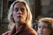 Evelyn Abbott (Emily Blunt, l.) und ihre Tochter Regan (Millicent Simmonds, r.) h&ouml;ren ein verd&auml;chtiges Ger&auml;usch.