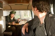 Bj&ouml;rn Sommer (Oliver B&uuml;rgin, rechts) will mit seinem Campingbus fliehen, doch da sitzt schon Staller (Helmfried von L&uuml;ttichau, l.) mit gez&uuml;ckter Waffe.