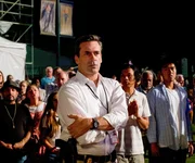 Tom Shaw (Jon Hamm)
