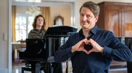 Dirk (Holger Stockhaus) und Freundin Doris (Marlene Morreis) geben Musikproben f&uuml;r die Hochzeit von Inka und Nils zum Besten
