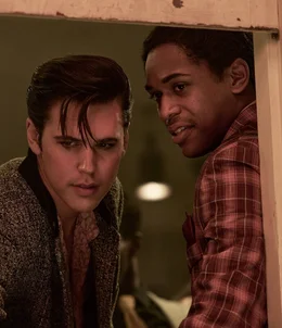 Im Memphis l&auml;sst sich der junge Elvis (Austin Butler, l.) von den Rhythmen des Blues inspirieren, unter anderem von Musiker B.B. King (Kelvin Harrison Jr., r.).