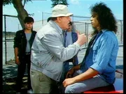 Endlich hat Clancy (Eugene Roche, M.) Partei ergriffen und hilft seinem Enkel gegen eine gewaltt&auml;tige Jugendgang.