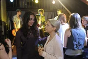 Machen sich einen sch&ouml;nen Abend: Paloma (Maja Maneiro, l.) und Anna (Jeanette Biedermann, r.) ...