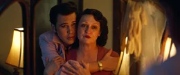 Elvis (Austin Butler) h&auml;ngt sehr an seiner Mutter (Helen Thomson), die er vor allem vor einem Leben in Armut bewahren will.