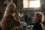 Evelyn (Emily Blunt, l.) kennt nur ein Mittel, um mit ihrer Tochter (Millicent Simmonds, r.) zu &uuml;berleben: Still sein.