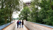 Sommerzeit, Ferienzeit. Zeit, um bleibende Urlaubserinnerungen zu schaffen, ohne weit zu reisen und viel Geld ausgeben zu m&uuml;ssen. Waldbr&ouml;l: Der Baumwipfelpfad mit dem 40 m hohen Aussichtsturm im Erlebnispark Panarbora.