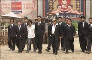 Au&szlig;er in der Wohnsiedlung "Residenz Schweinestall" herrscht in ganz Shanghai Angst und Schrecken vor der Axt Gang, in die auch der kriminelle Sing (Stephen Chow, 4.v.l.) aufgenommen werden m&ouml;chte ...