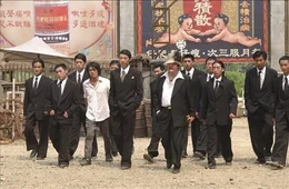 Au&szlig;er in der Wohnsiedlung "Residenz Schweinestall" herrscht in ganz Shanghai Angst und Schrecken vor der Axt Gang, in die auch der kriminelle Sing (Stephen Chow, 4.v.l.) aufgenommen werden m&ouml;chte ...
