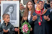 Mevl&uuml;de Gen&ccedil; (rechts) verlor f&uuml;nf T&ouml;chter und Enkelinnen bei dem Anschlag von Solingen am 29. Mai 1993  und trat dennoch f&uuml;r Vers&ouml;hnung ein. - (Archivfoto: 29.05.2018, Nordrhein-Westfalen, Solingen: Mevl&uuml;de Genc (r) und ihre Enkelin &Ouml;zlem Genc nehmen am Ort des Brandanschlags an einem Gebet teil. 25 Jahre nach dem rassistischen Brandanschlag von Solingen wurde der Opfer gedacht.)