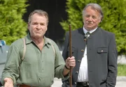 Zur Freude des alten Hannes (Franz Buchrieser, re.) entwickelt sich der St&auml;dter Richard (Fritz Wepper) zu einem echten Naturburschen.
