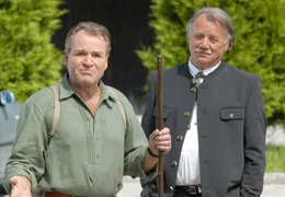 Zur Freude des alten Hannes (Franz Buchrieser, re.) entwickelt sich der St&auml;dter Richard (Fritz Wepper) zu einem echten Naturburschen.