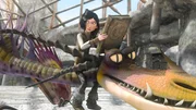 "Dragons - Die Reiter von Berk", "Alvins teuflischer Plan (2)." Mit Heidruns Hilfe ist es Alvin gelungen, in den Besitz des Buchs der Drachen zu kommen. Heidrun schw&ouml;rt, von Alvin zu diesem Betrug gezwungen worden zu sein. Als Druckmittel soll er angeblich ihre Eltern gefangen genommen haben. Doch Astrid glaubt Heidrun kein Sterbensw&ouml;rtchen. Um ihr auf die Schliche zu kommen, verkleidet sich Astridt als Heidrun und f&auml;hrt auf die Insel der Verbannten. Dort will sie Alvin ihre Hilfe anbieten, da dieser mit dem Buch der Drachen allein nichts anzufangen wei&szlig;.