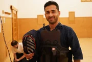 Wie viel Japan steckt eigentlich in Deutschland? Reporter Tolga Sert reist nach D&uuml;sseldorf, M&uuml;nchen und Hamburg um sich auf die Suche nach authentischen japanischen Spots direkt vor der eigenen Haust&uuml;re zu machen. - Tolga Sert probiert an einer Kampfsportschule in Hamburg Kendo.
