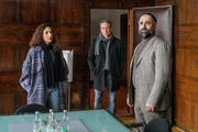 Kim Nowak (Amy Mußul) und Jan Maybach (Marco Girnth, M.) sprechen mit Hamal Masour (David A. Hamade, r.). Ihm war es als Hauseigentümer gar nicht recht, dass Felix mit seinen Ehrenämtern die Miete nicht zahlen konnte. Kim Nowak (Amy Mußul) und Jan Maybach (Marco Girnth, M.) sprechen mit Hamal Masour (David A. Hamade, r.). Ihm war es als Hauseigentümer gar nicht recht, dass Felix mit seinen Ehrenämtern die Miete nicht zahlen konnte.