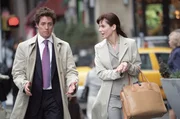 Seit Monaten behandelt der egozentrische Chef, Million&auml;r George Wade (Hugh Grant, l.), die Harvard-Absolventin Lucy Kelson (Sandra Bullock, r.) wie eine Hausangestellte. Die junge Anw&auml;ltin muss ihm Anz&uuml;ge kaufen, Tennisunterricht geben und seine Scheidungsverhandlungen f&uuml;hren. Da beschlie&szlig;t sie, endlich wieder einen Job zu &uuml;bernehmen, der ihrem sozialen Engagement entspricht ...
