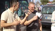 Auf dem Flohmarkt bekommt Dirk (re.) viele wertvolle Tipps von Experte Mauro Corradino Auf dem Flohmarkt bekommt Dirk (re.) viele wertvolle Tipps von Experte Mauro Corradino