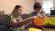 Halloween steht vor der T&uuml;r - und Sandra und ihre Kinder sind flei&szlig;ig dabei, gruselige K&uuml;rbisse zu schnitzen.