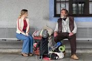 Lilly Engel (Julia Willecke, l.) versucht von Rudi (Jochen Nickel, r.) alles herauszufinden, was er über ihren Vater weiß. Lilly Engel (Julia Willecke, l.) versucht von Rudi (Jochen Nickel, r.) alles herauszufinden, was er über ihren Vater weiß.