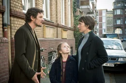 Im Kampf um das alleinige Sorgerecht wird klar, dass Julia (Julia Koschitz) Tom (Felix Klare) nicht mehr in Annis (Lisa Marie Trense) Leben haben will. Der Streit eskaliert.