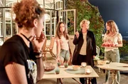 Johanna (Sofie Eifertinger, r.) hat ihre Freundinnen Sina (Daria von Loewenich, l.) und Caroline (Olivia M&uuml;ller-Elmau, 2.v.l.) zu einer &Uuml;bernachtungsparty eingeladen. Ihre Mutter Nele (Floriane Daniel, 2.v.r.) st&ouml;rt da nur.