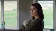 Mar&iacute;a (Noomi Rapace) singt und schaukelt das Schaaf &bdquo;Ada&ldquo; in den Schlaf.