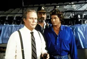 Cassidy (Ned Beatty, l.) und Joey haben dank Mark (Victor French, M.) und Jonathan (Michael Landon, r.) Freundschaft geschlossen.
