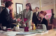 Noch bevor Lucy (Sandra Bullock, l.) ein offizielles Vorstellungsgespr&auml;ch f&uuml;r ihre potentielle Nachfolgerin June (Alicia Witt) arrangieren kann, bieten George (Hugh Grant, l.) und Norman (Jason Antoon) dieser die Stelle an.