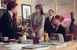 Noch bevor Lucy (Sandra Bullock, l.) ein offizielles Vorstellungsgespr&auml;ch f&uuml;r ihre potentielle Nachfolgerin June (Alicia Witt) arrangieren kann, bieten George (Hugh Grant, l.) und Norman (Jason Antoon) dieser die Stelle an.