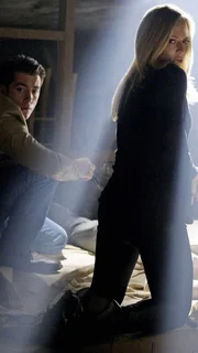 Calleigh (Emily Procter) und Ryan (Jonathan Togo) werden zu einem leer stehenden Haus gerufen, auf dessen Dachboden eine Leiche liegt. Als pl&ouml;tzlich auf sie geschossen wird, erkennen sie, dass sie in einer Falle sitzen...