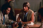 Sgt. Sonny Crockett (Don Johnson, r.) und Sgt. Ricardo Tubbs (Philip Michael Thomas, l.) bewachen Joey Bramlett, der Kronzeuge in einem Prozess gegen einen Drogenschmuggler ist.