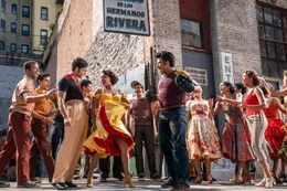 Ariana DeBose (Anita), David Alvarez (Bernardo).