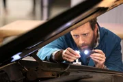 Während seine Kollegen die verkohlte Leiche untersuchen, untersucht Hodgins (T.J. Thyne) den völlig ausgebrannten Wagen. Während seine Kollegen die verkohlte Leiche untersuchen, untersucht Hodgins (T.J. Thyne) den völlig ausgebrannten Wagen.