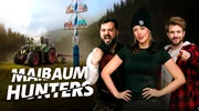 Key Visual/Cover Sendereihenbild mit Typo zu "Maibaum Hunters&ldquo; Staffel 1. Die drei Creator der ersten Staffel Maibaum Hunters stehen auf der rechten Bildseite vor einer nebelverhangenen Waldlichtung. Links im Hintergrund f&auml;hrt ein Traktor &uuml;ber eine Wiese, von links: SaintSkye, Tschuggi, Zeo.