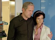 Thomas Stickler (Harald Krassnitzer) steht seiner Schwester Andrea (Katharina Stemberger) bei, deren Mann Georg im Koma liegt. Thomas Stickler (Harald Krassnitzer) steht seiner Schwester Andrea (Katharina Stemberger) bei, deren Mann Georg im Koma liegt.