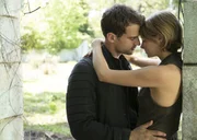 Four (Theo James, l.) plant die Flucht aus der umz&auml;unten Stadt, w&auml;hrend Tris (Shailene Woodley, r.) Zweifel hegt.