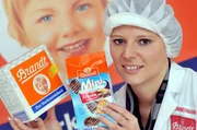 Unser Westen ist innovativ, kreativ und ziemlich &uuml;berraschend, wenn es darum geht, mit cleveren Ideen und Erfindungen die Welt zu verbessern: Wer kennt nicht den ber&uuml;hmten Brandt Zwieback? (Archivfoto, Mitarbeiterin Katja Zimmermann zeigt zwei Produkte der Firma Brandt Zwieback GmbH & Co KG)