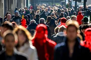Wenn Rechtspopulisten Menschen markieren und ausgrenzen. Fußgänger auf der Straße Wenn Rechtspopulisten Menschen markieren und ausgrenzen. Fußgänger auf der Straße
