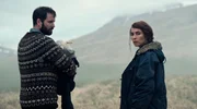 Ma&iacute;a (Noomi Rapace, r) und Ingvar (Hilmir Snaer Guonason, l) sind auf dem Weg nach Hause.