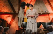 Elsbeth Gscheidle (Birgit Pfeiffer) will mit ihrem Mann das Kamasutra-Buch durcharbeiten. Ob das gut geht? Elsbeth Gscheidle (Birgit Pfeiffer) will mit ihrem Mann das Kamasutra-Buch durcharbeiten. Ob das gut geht?