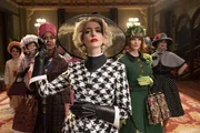Sehr elegante alte Dame: (v.l.n.r.) Zelda (Josette Simon); Gro&szlig;e Oberhexe (Anne Hathaway); Saoirse (Orla O'Rourke)