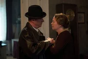 Wolter (Peter Kurth) verabschiedet sich von seiner Frau Emmi (Marie Gruber).