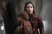 In einer verborgenen Stadt in der Au&szlig;enwelt werden Four und Christina (Zoe Kravitz) Juanita zugeteilt, die sie f&uuml;r eine Rettungsaktion vorbereitet.