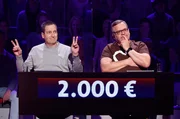 Moderator Kai Pflaume und seine Rateteam-Kapit&auml;ne Bernhard Ho&euml;cker und Elton (r.) begr&uuml;&szlig;en in dieser Sendung den Komiker Olli Dittrich und den Kabarettist Dieter Nuhr (l.).