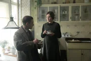 Gereon Rath (Volker Bruch) trinkt bei Witwe Behnke (Fritzi Haberlandt) einen Kaffee.