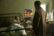 Gereon Rath (Volker Bruch, re.) &uuml;berrascht Katelbach (Karl Markovics) im Bett.