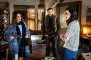 Kim Nowak (Amy Mu&szlig;ul, l.) und Moritz Brenner (Johannes Hendrik Langer) sprechen mit Ella Oswald (Luise Grossmann, r.). Dabei erfahren die beiden von Ellas Entdeckung, die sie in der Wohnung des Opfers gemacht hat.