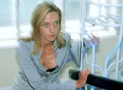 Dr. Karin Thaler (Roswitha Meyer) versucht verzweifelt ihrem Peiniger zu entkommen, der sie in ein stillgelegtes Hotel entf&uuml;hrt hat.